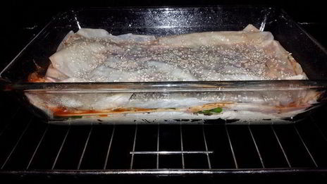 лаваш, запеченный с оливковой пастой, томатным соусом, зеленью и кунжутом