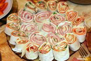 Рулетики из лаваша с семгой и ветчиной