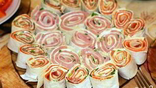 Рулетики из лаваша с семгой и ветчиной