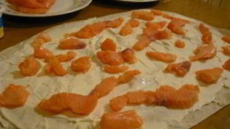 рулетики из лаваша с семгой и ветчиной