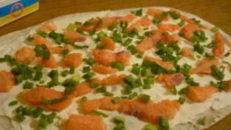 рулетики из лаваша с семгой и ветчиной