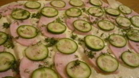 рулетики из лаваша с семгой и ветчиной