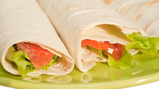 Рулеты из лаваша с семгой и салатом