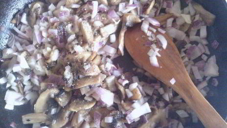 рыбное филе на овощной подушке в лаваше