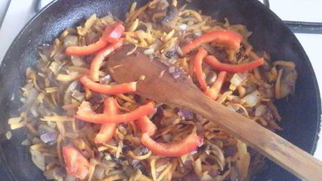 рыбное филе на овощной подушке в лаваше