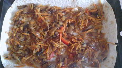 рыбное филе на овощной подушке в лаваше