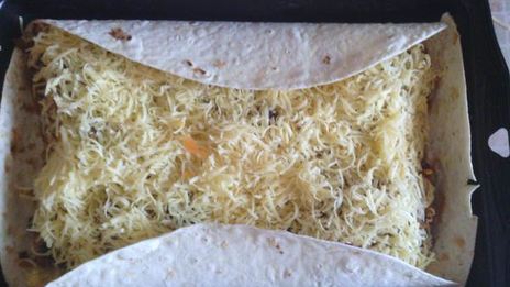 рыбное филе на овощной подушке в лаваше