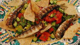 Сардинки с легким салатом и чипсами из лаваша