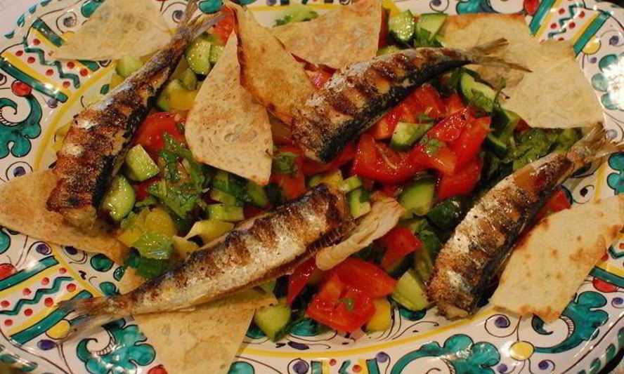 Рецепт сардинок с легким салатом и чипсами из лаваша