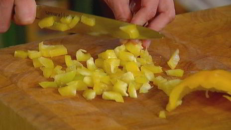 сардинки с легким салатом и чипсами из лаваша