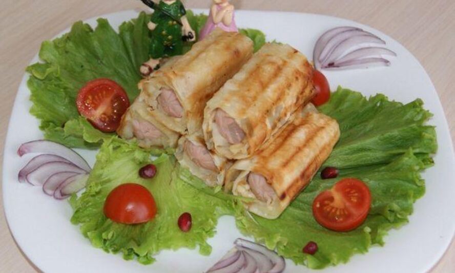 Рецепт сосисок в лаваше с сыром и картошкой