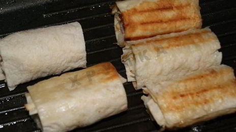 сосиски в лаваше с сыром и картошкой