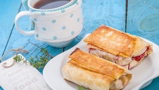 Вишня с сыром Моцарелла в лаваше