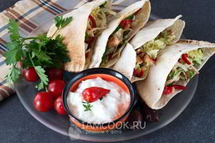 Арабская пита с курицей и овощами