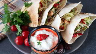 Арабская пита с курицей и овощами