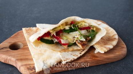 арабская пита с курицей и овощами