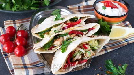 арабская пита с курицей и овощами
