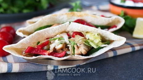 арабская пита с курицей и овощами