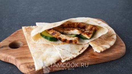 арабская пита с курицей и овощами