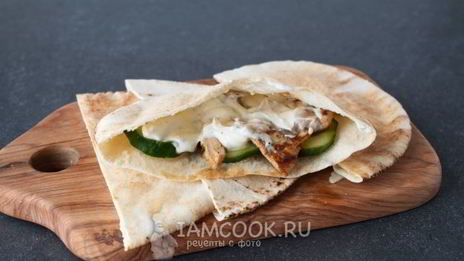 арабская пита с курицей и овощами