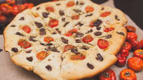 фокачча с черри и маслинами