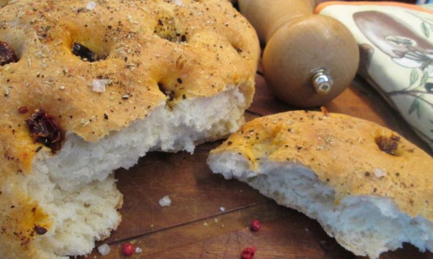 Рецепт фокаччи с паприкой и вялеными томатами