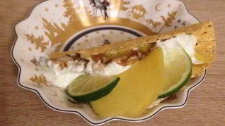 Кусочки курицы в индийской лепешке с манго и лаймовой заправкой