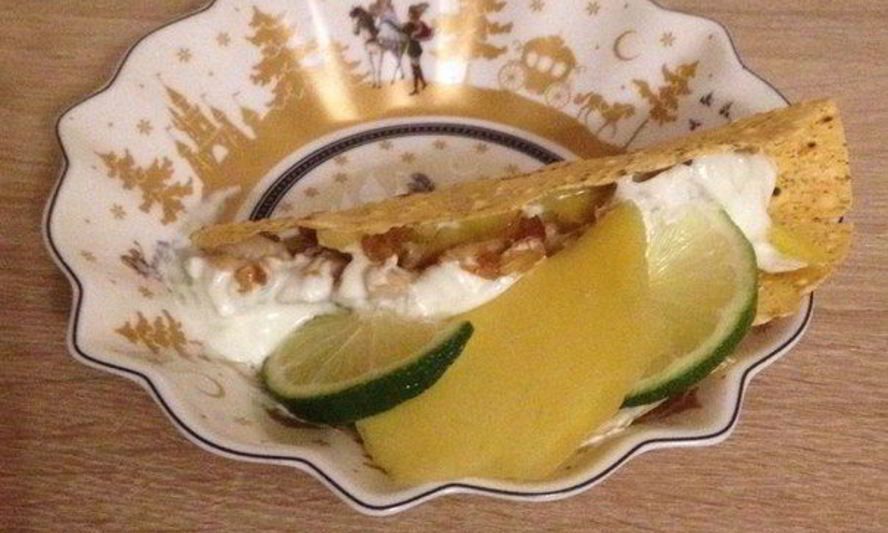 Рецепт кусочков курицы в индийской лепешке с манго и лаймовой заправкой