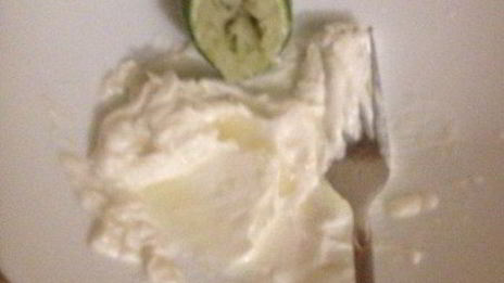 кусочки курицы в индийской лепешке с манго и лаймовой заправкой