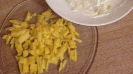 кусочки курицы в индийской лепешке с манго и лаймовой заправкой