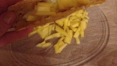 кусочки курицы в индийской лепешке с манго и лаймовой заправкой