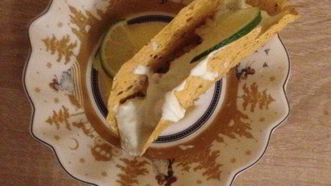 кусочки курицы в индийской лепешке с манго и лаймовой заправкой