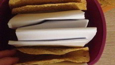 кусочки курицы в индийской лепешке с манго и лаймовой заправкой