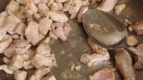 кусочки курицы в индийской лепешке с манго и лаймовой заправкой