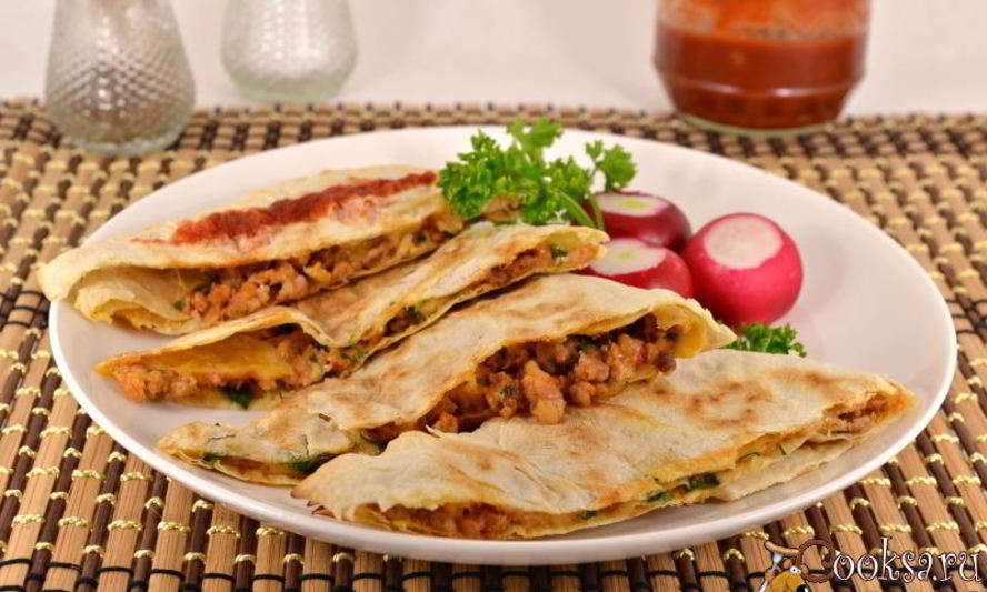 Рецепт лепешек из лаваша с мясом и сыром