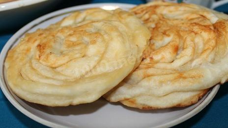 лепешки из слоеного теста катлама