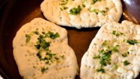 лепешки с чесноком и зеленью