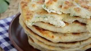 Лепешки с мукой, брынзой и моцареллой