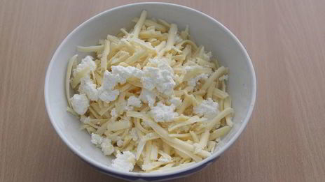 лепешки с мукой, брынзой и моцареллой