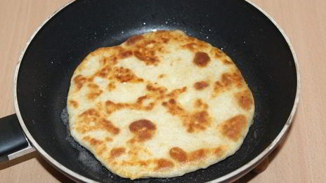 лепешки с мукой, брынзой и моцареллой