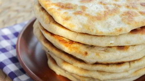 лепешки с мукой, брынзой и моцареллой