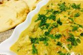 Ореховое карри с куриной грудкой и лепешкой наан