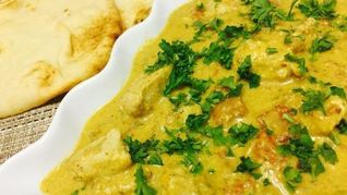 Ореховое карри с куриной грудкой и лепешкой наан