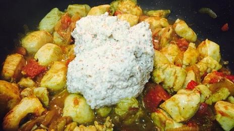 ореховое карри с куриной грудкой и лепешкой наан