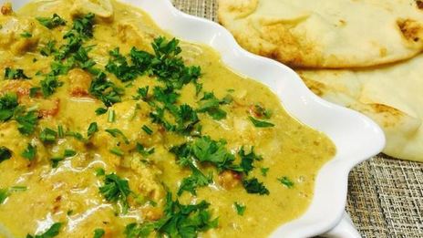 ореховое карри с куриной грудкой и лепешкой наан