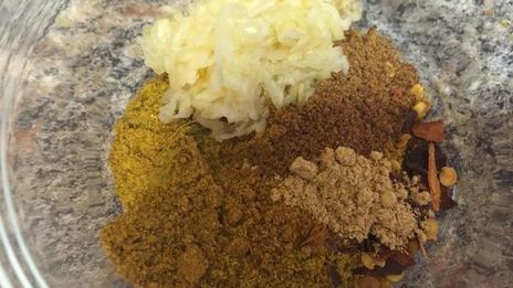 ореховое карри с куриной грудкой и лепешкой наан