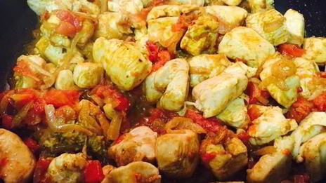 ореховое карри с куриной грудкой и лепешкой наан