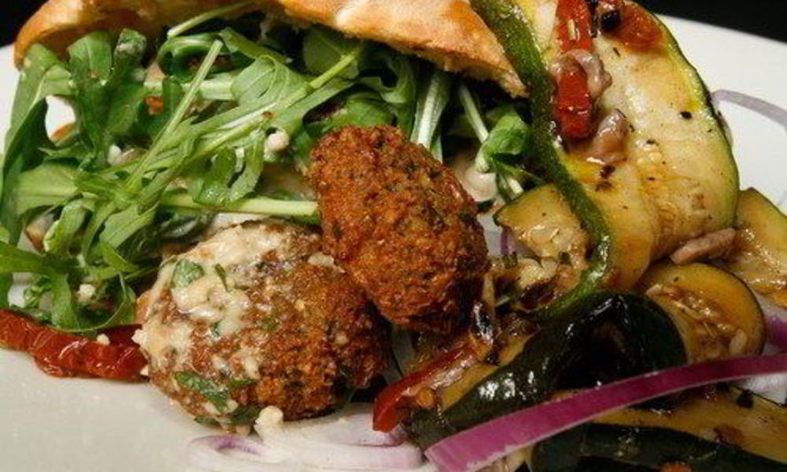 Рецепт питы с пряными мясными шариками, рукколой, майонезом с харисой и дольками картофеля