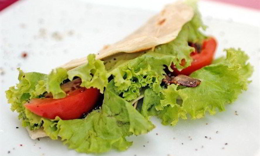 Рецепт питы с зеленью, жареным луком и беконом