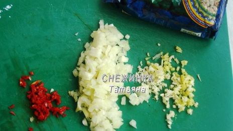 постное карри из чечевицы с чечевичными лепешками